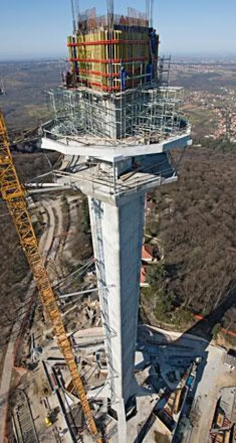 Während des Kosovo-Krieges wurde der Fernsehturm auf dem Berg Avala bei Belgrad zerstört. PERI Know-how und Produkte unterstützen den Wiederaufbau des Wahrzeichens. (Foto: PERI GmbH)