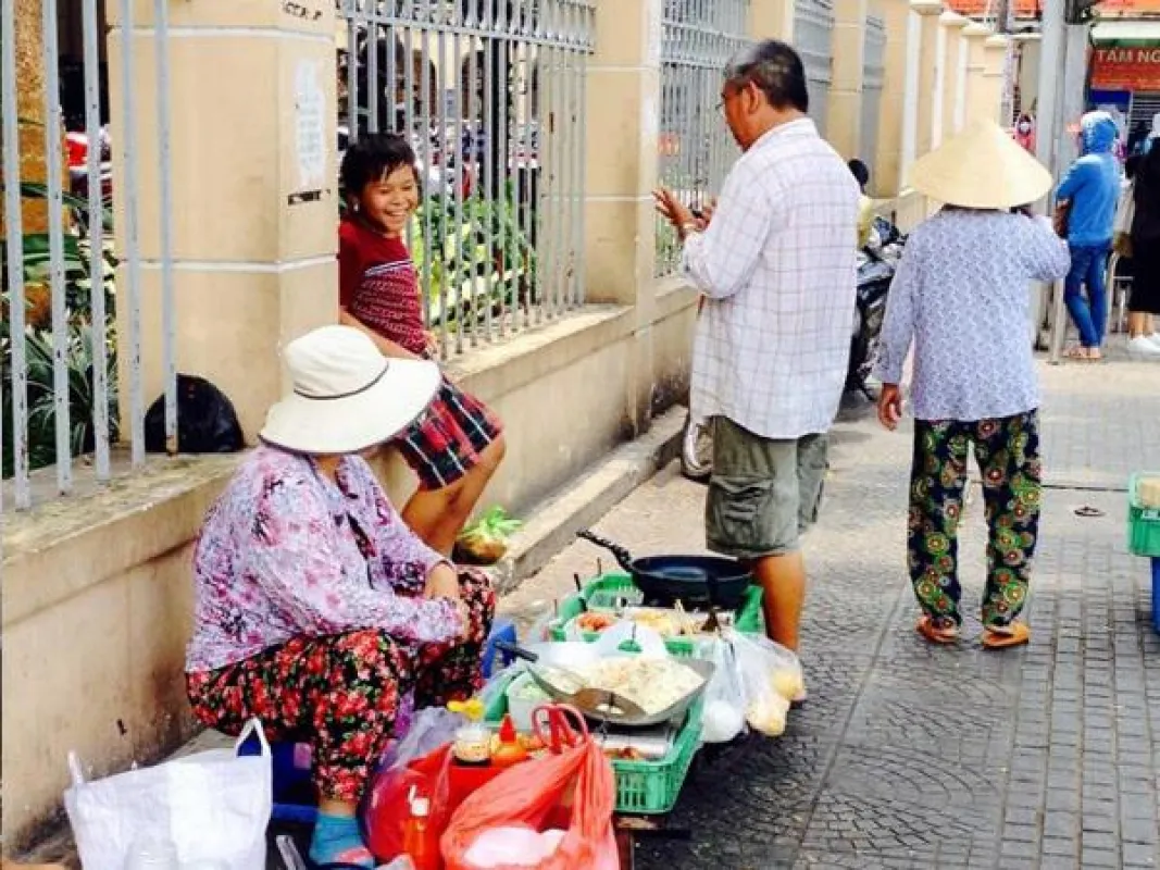 fliegender Händler in Ho Chi Minh Stadt - eingefangen von Thy Lai