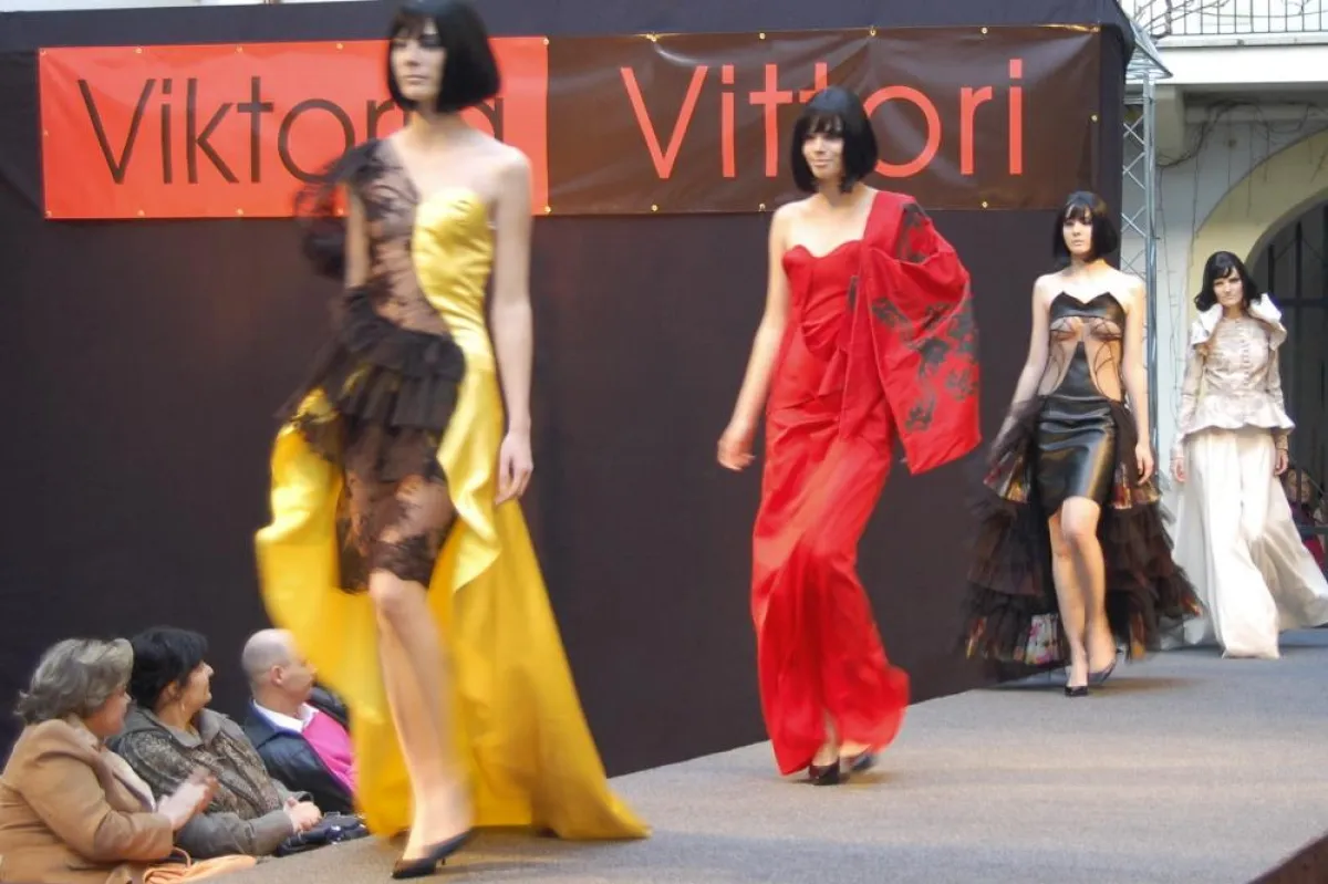 Neuer Stern am slowakischen Mode-Himmel: Viktoria Vittori eröffnete Designer-Studio in Bratislava mit einer Modenschau