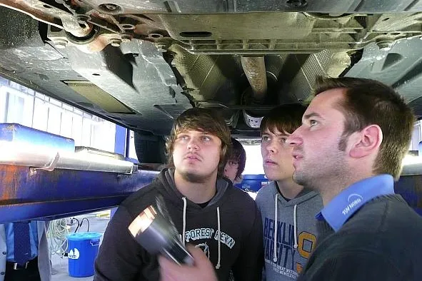 Bild: „Als wär’s mein eigenes Auto“ – Schüler schnuppern in Ingenieurberufe beim TÜV NORD