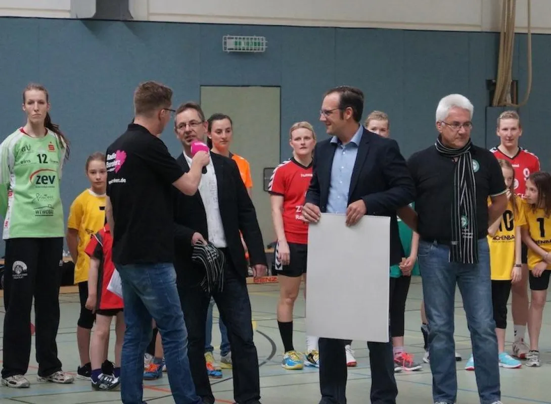 Christof Eul von der absatzplus GmbH (Mitte) beim Überreichen der Schals.