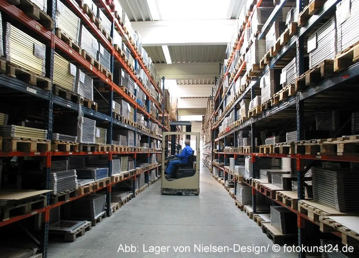 Auch Bilderrahmen in Großmengen sind bestellbar. Abb.: Lager vom Hersteller Nielsen-Design