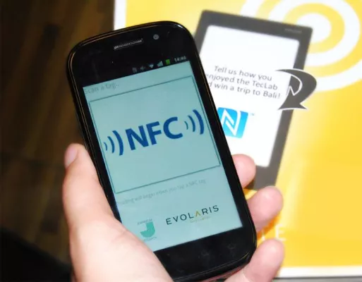 Bild: Wie Gegenstände mit NFC an Social Media angebunden werden
