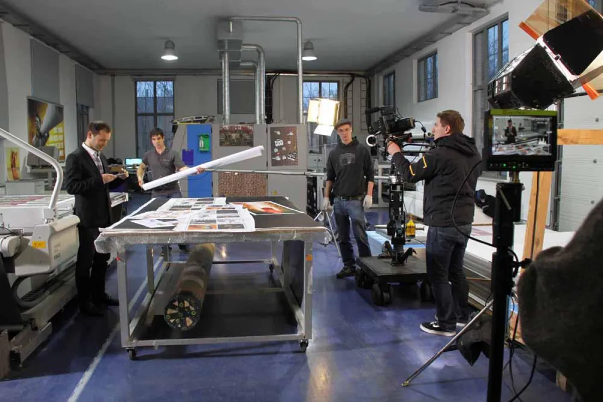 Mit Kamerawagen fährt das Filmteam durch die Produktionsstätte der GD:group.