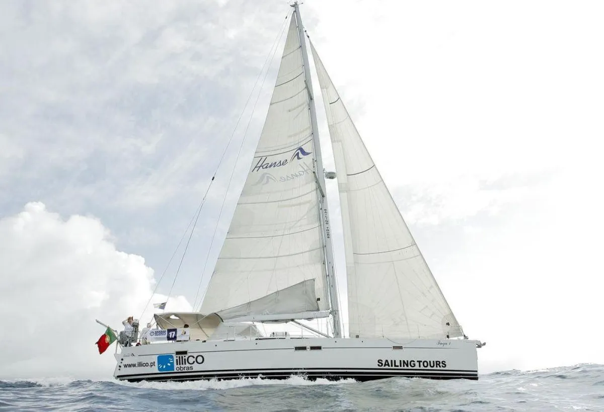 Segeln im Glanz der Sonne auf den Azoren