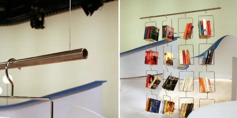 Bild: Lichtdurchlässiger Buchvorhang: Preisgekröntes Regal Salkim bekommt stilgerechte Aufhängung