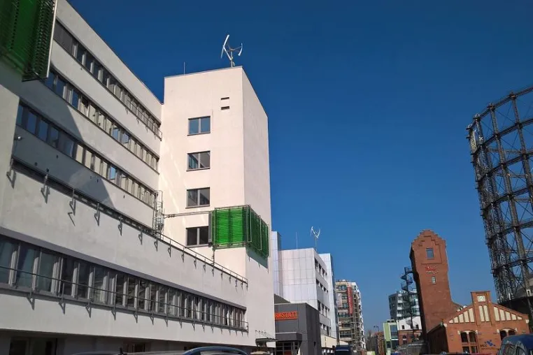 Presseeinladung: Berlins Wirtschaftssenatorin Yzer drückt den roten Buzzer - und das „grüne Gold“ kann fließen Bild: Presseeinladung: Berlins Wirtschaftssenatorin Yzer drückt den roten Buzzer - und das „grüne Gold“ kann fließen