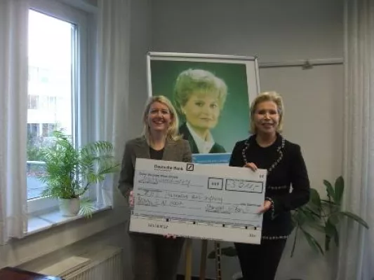 Bild: Scheckübergabe der Charity-Auktion stargebot.de an die ZNS – Hannelore Kohl Stiftung