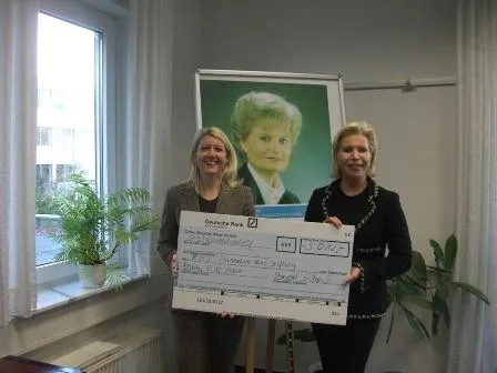 Bild: Scheckübergabe der Charity-Auktion stargebot.de an die ZNS – Hannelore Kohl Stiftung