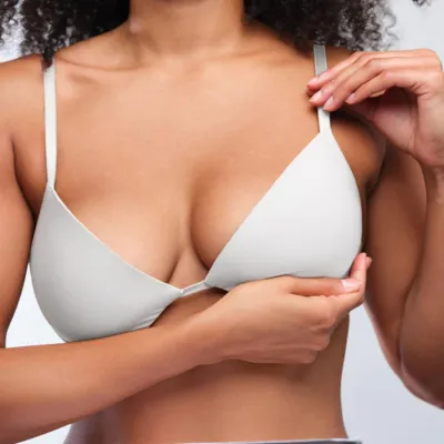 Bild: Wie eine Bruststraffung in Hamburg das weibliche Selbstbewusstsein wieder aufrichtet