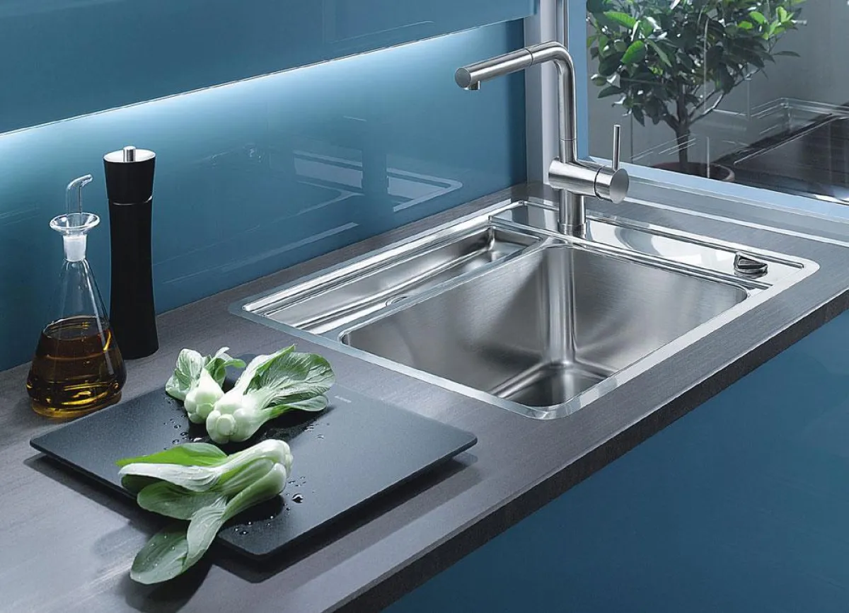 Mit bewährten Hausmitteln haben Fingerabdrücke auf Edelstahl keine Chance. Foto: Blanco