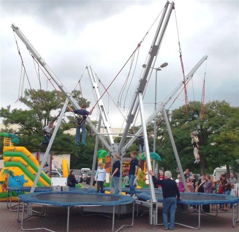 die große4er Bungee-Trampolin-anlage