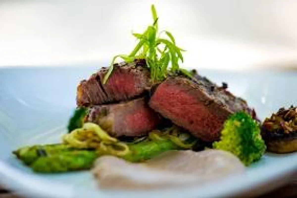 Chili and rosemary steak © 2017 Conrad Hotels and Resorts