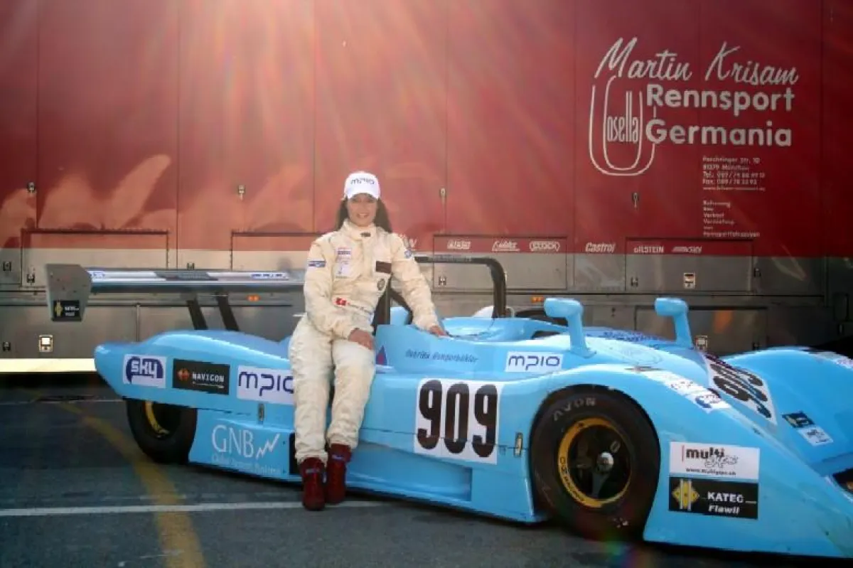 Sabrina mit dem Sportwagen vom Typ Osella