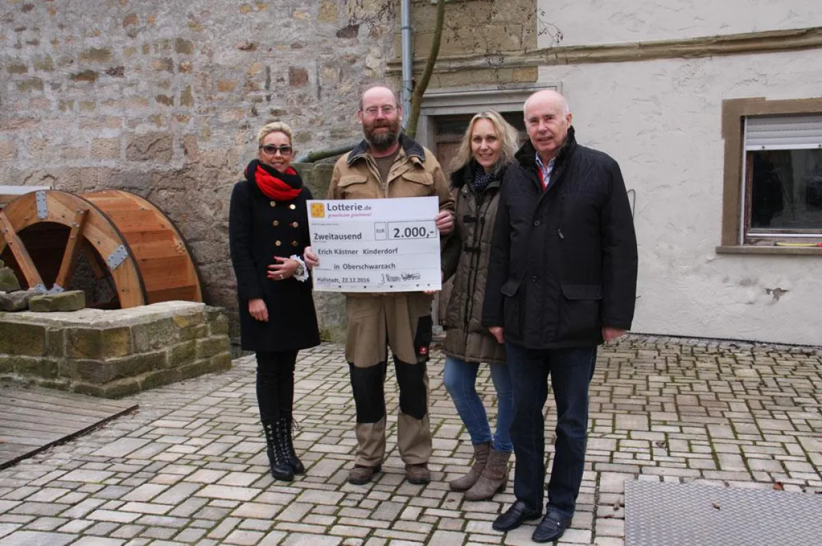 V. links: S. Hennes-Wettstein (Lotterie.de),Fam. Kestler (Kinderdorf),W. Kinkel (Brot & Bücher e.V)