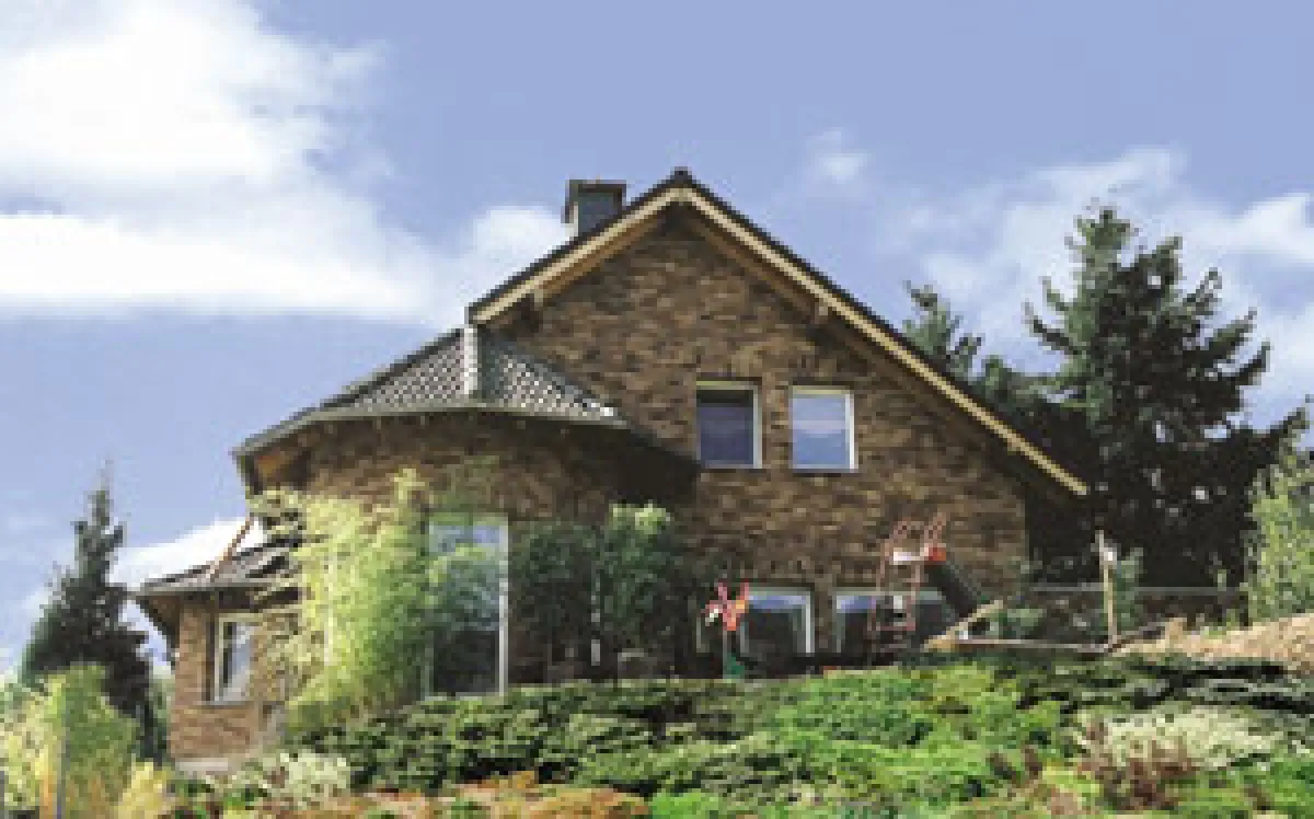 Extravagant durch Türmchen und Erker: Mit dem KLB-Hausbaukonzept und der eigenen Muskelkraft lässt sich das Traumhaus gut und günstig realisieren. (Foto: KLB-Massiv-Haus)