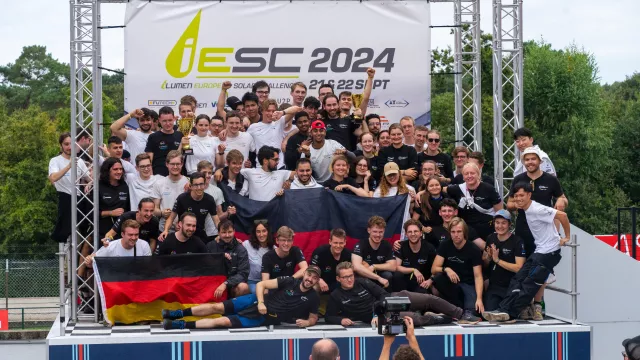 Bild: Effizienz am Limit: Team Sonnenwagen Aachen sichert sich Platz 2 und 3 beim 24-Stunden-Solarrennen 