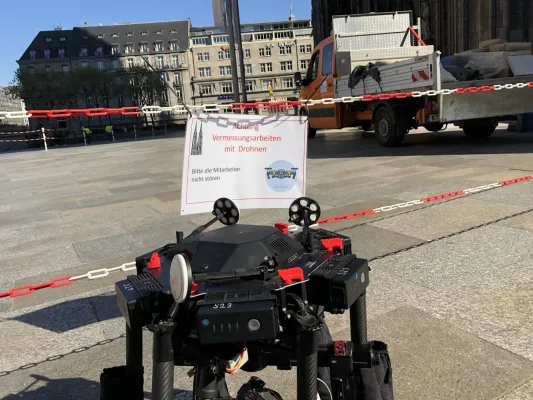 Bild: Drohne inspiziert den Kölner Dom
