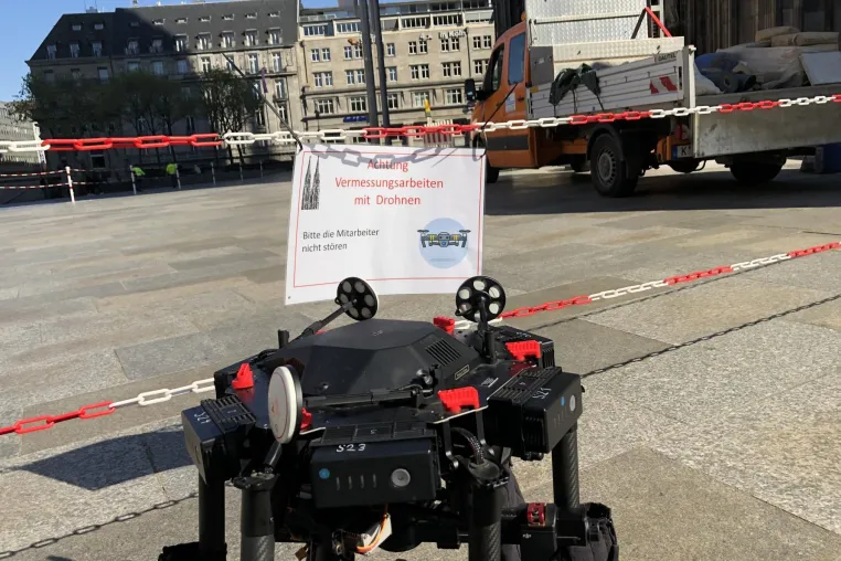 Bild: Drohne inspiziert den Kölner Dom