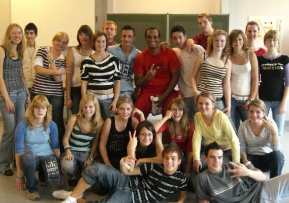 2schneidig hat 9jähriges Jubiläum seiner Sucht-/Drogen- und Gewalt-Präventionsarbeit an Schulen Bild: 2schneidig hat 9jähriges Jubiläum seiner Sucht-/Drogen- und Gewalt-Präventionsarbeit an Schulen