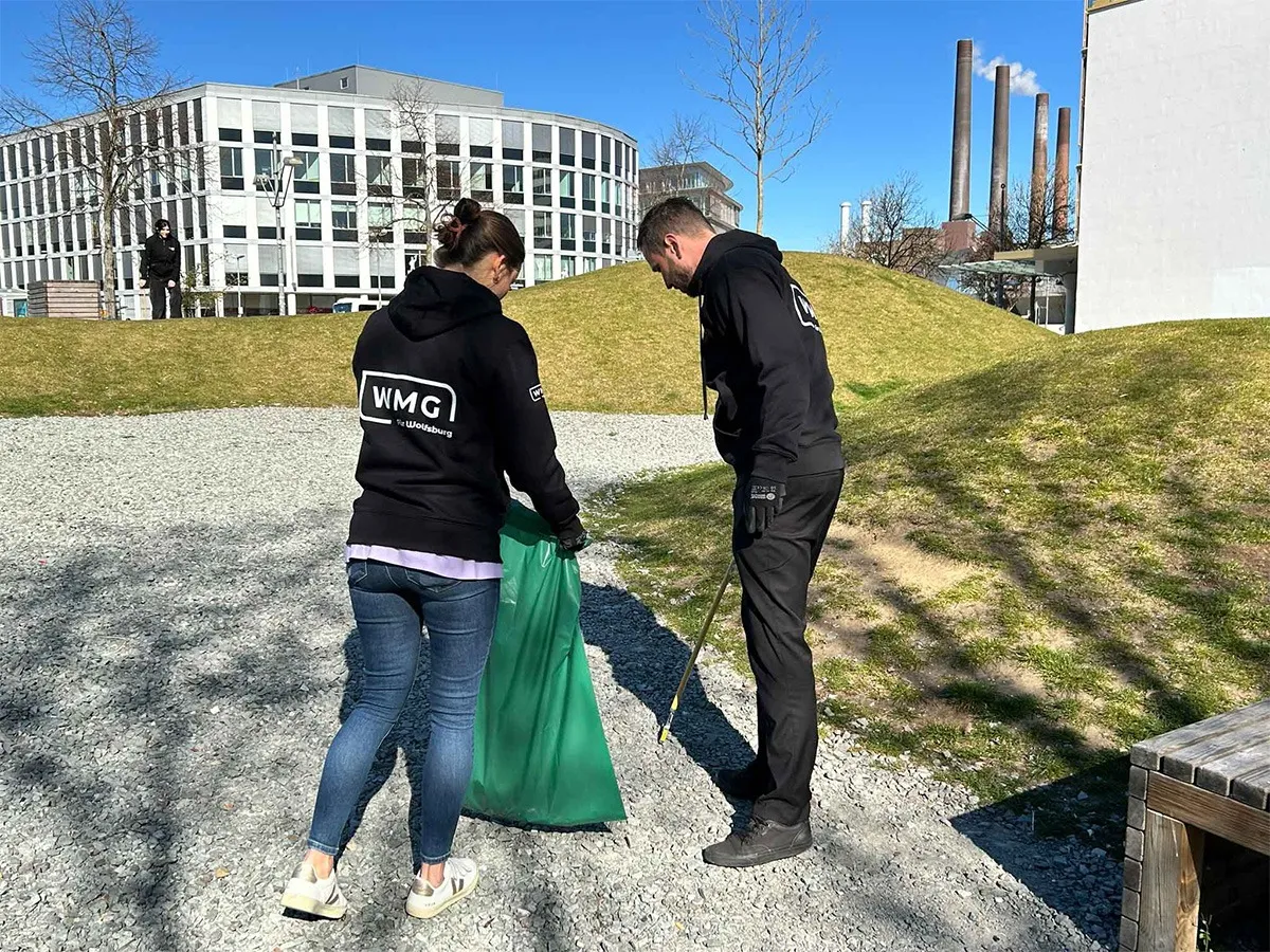Müllsammeln in der Stadtputzwoche (© WMG Wolfsburg)