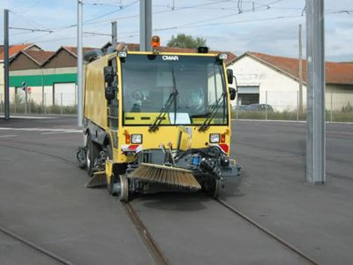 Die Zweiwege-Kehrmaschine MFH 5000 lässt Betreiber von Straßenbahnnetzen ökonomisch und gesundheitsfreundlich Schienen und Rasenflächen reinigen.
