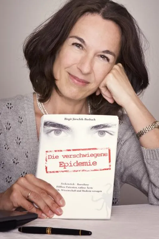 Die Leverkusener Autorin mit ihrem Buch