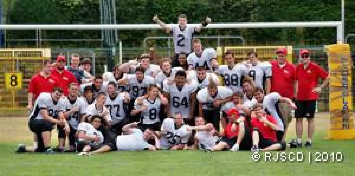 Foto: Die U19-Jugendmannschaft der Paderborn Dolphins mit ihrem Trainerstab als frischer NRW-Ligameister.