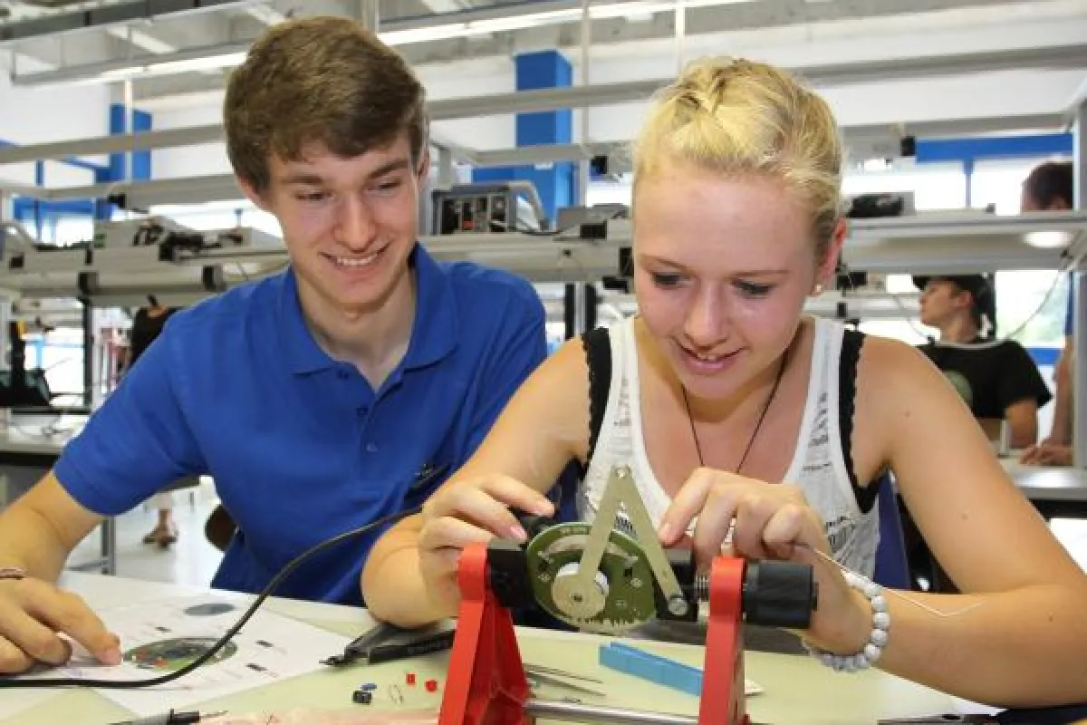 Eng im Dialog: Die Azubis von Rohde & Schwarz mit Schülern.