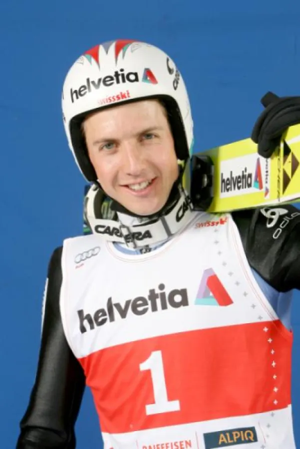 Doppelolympiasieger und Skiflugweltmeister Simon Ammann wird von der Helvetia mit einem Individualsponsoring unterstützt.
