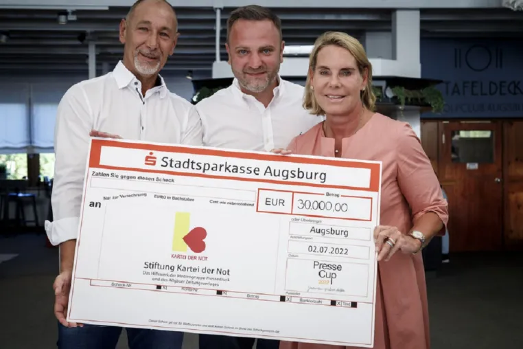 Bild: NEUMANN & Partner GmbH: Joachim Neumann erhöht Spendensumme beim Augsburger Pressecup auf neuen Rekord