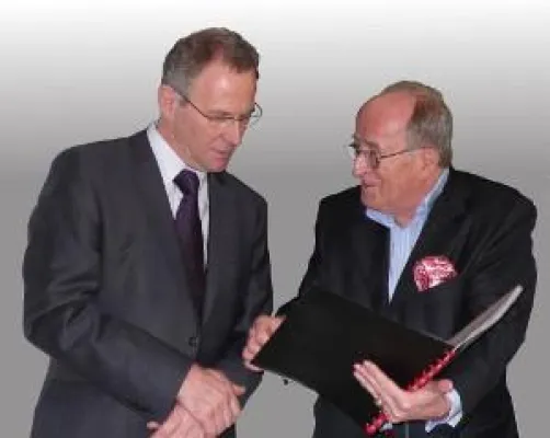 Bild: Novotechnik-Geschäftsführer feiert 25 Jahre Betriebszugehörigkeit