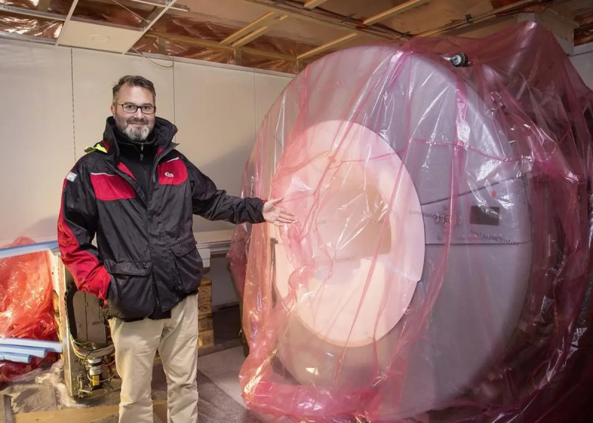 Nach mehreren Jahren harter Arbeit freut Professor Sven Grundmann sich über den Magnetresonanztomgraphen (MRT)   ()