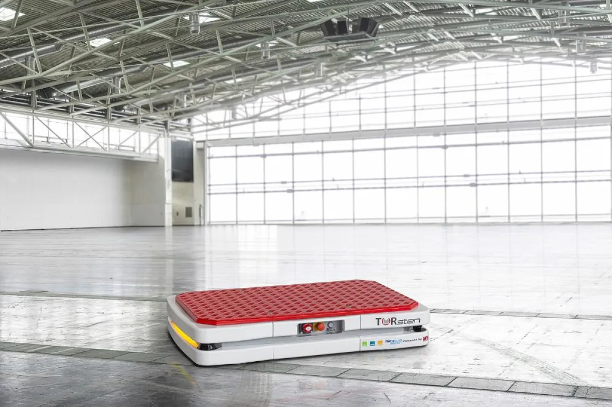 Auf der LogiMAT zeigt TORWEGGE die neuesten Entwicklungsstufen des FTS TORsten. (Foto: TORWEGGE)  