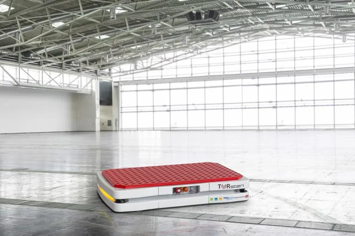 Bild: LogiMAT: FTS TORsten demonstriert Picking mit Roboterarm