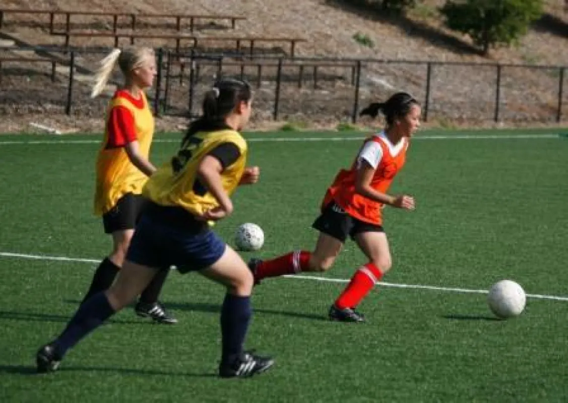 Girls? Soccer wird an fast allen Schulen in den USA, Kanada und Nordamerika angeboten. © Athenian School