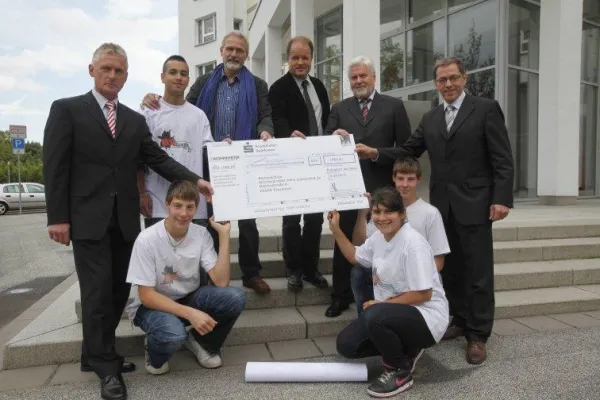 Bild: Scheckübergabe vor dem MitscherlichHaus – WOHNHEIM GmbH unterstützt Höchster Jugendprojekt myhoechst.de