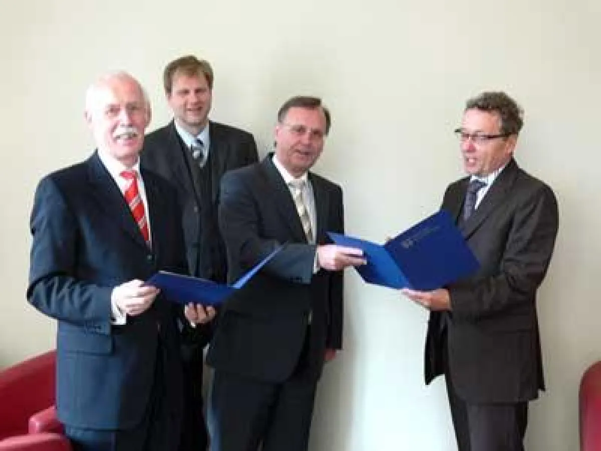 Rektor Prof. Dr. Jürgen Dröge (links) und Kanzler Jürgen Weischer (rechts) sind jetzt \