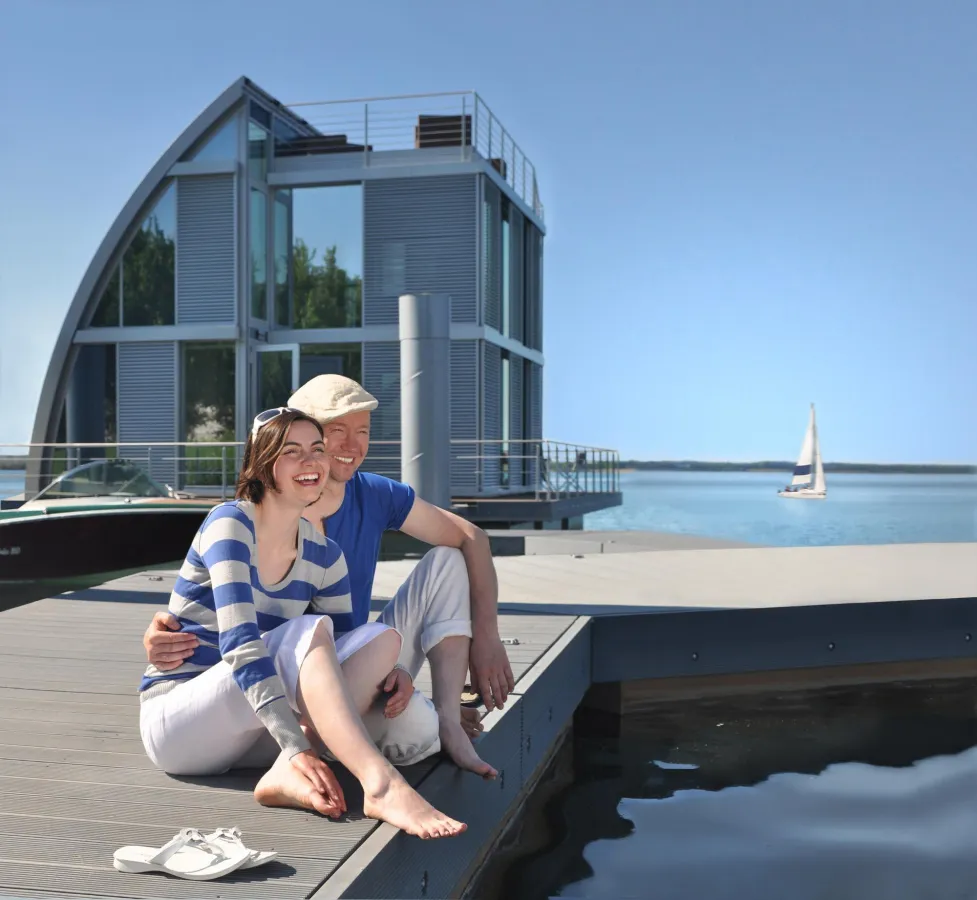 Schwimmendes Ferienhaus am Geierswalder See. Foto: Tourismusverband Lausitzer Seenland/Nada Quenzel