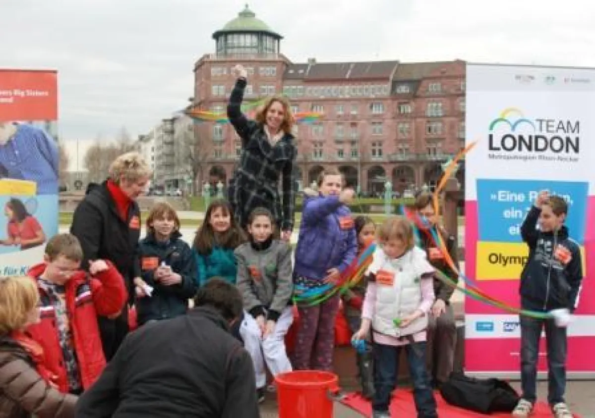 Hockey-Olympiasiegerin Fanny Rinne mit den Tandems von Big Brothers Big Sisters in Mannheim