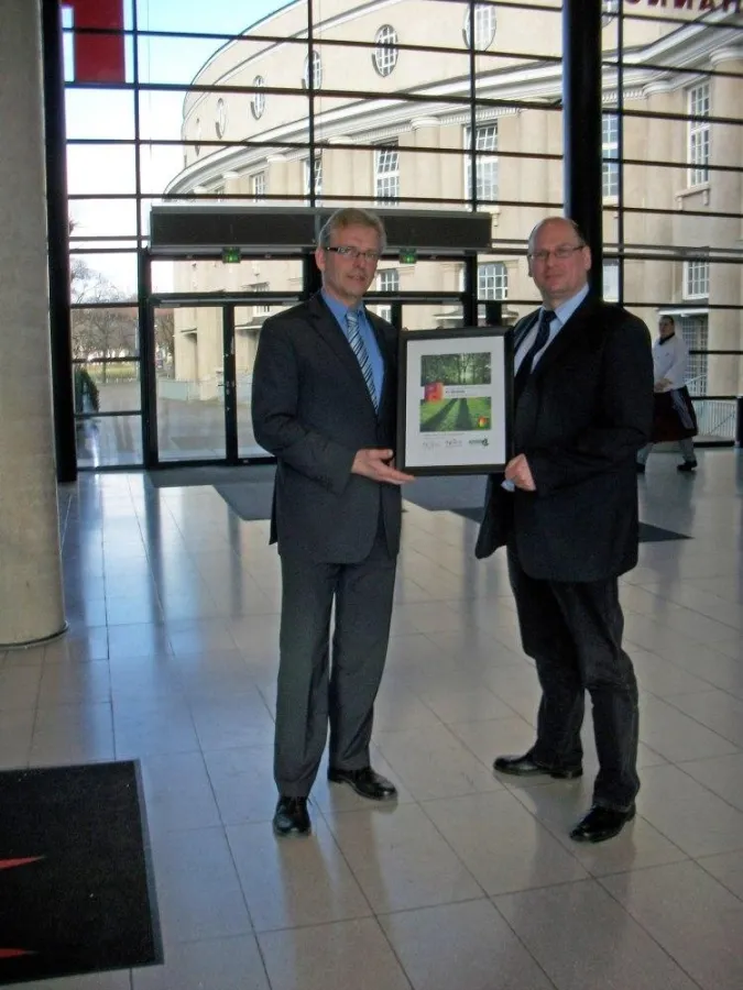 Carsten Warneboldt (r.) überreicht Lutz Wohlers die Urkunde für die Pflanzung von Bäumen in Rheinshagen.