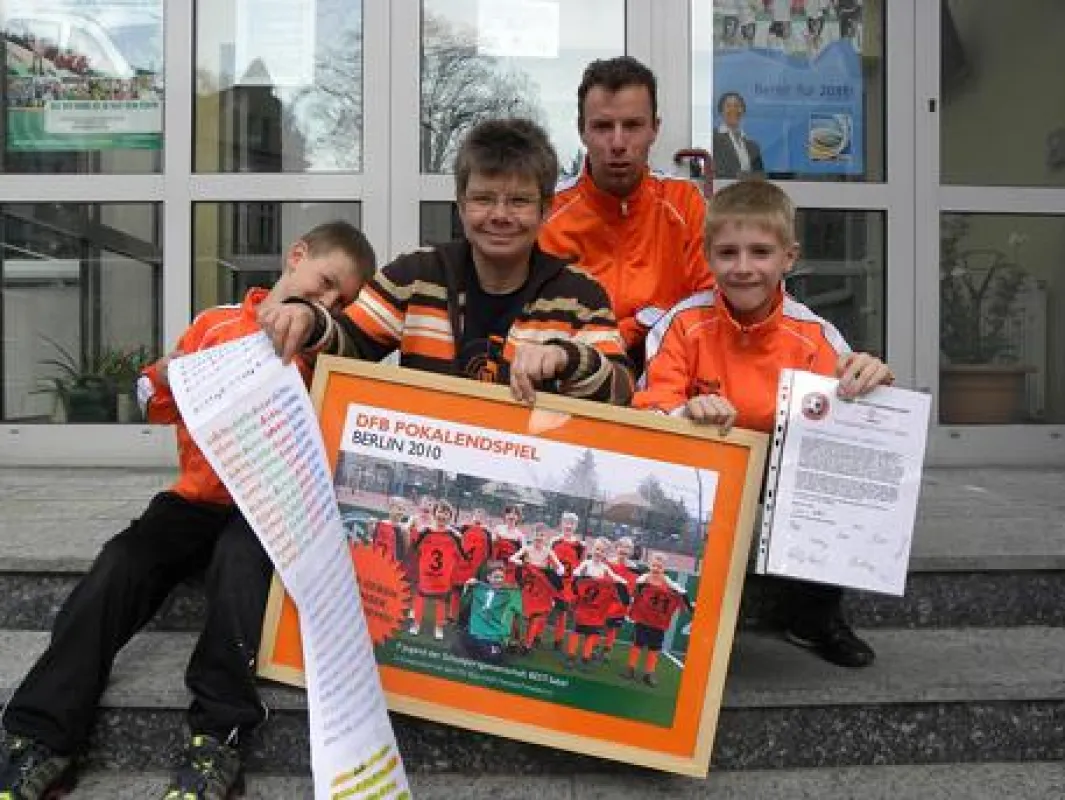 Von links nach rechts: Tom, Kathrin Nicklas vom Jugendausschuss des Berliner Fußballverbandes Trainer Dirk Seidler und John vom BEST-Sabel Schulteam bei der Übergabe der Bewerbung.