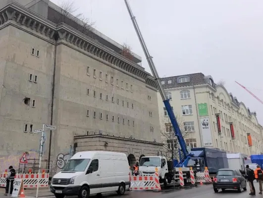 Bild: Lasten beim Hausbau mit einem Autokran von MAC Handel & Vermietung in Berlin überführen