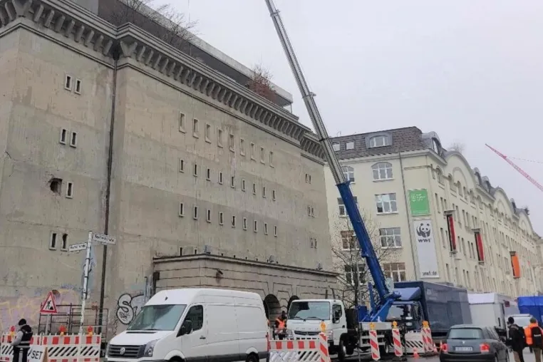 Bild: Lasten beim Hausbau mit einem Autokran von MAC Handel & Vermietung in Berlin überführen