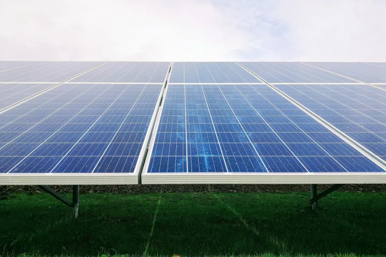 Bild: Innovestment und Rinovasol: Durch Sanierung und Recycling von Solarmodulen die Energiewende vorantreiben
