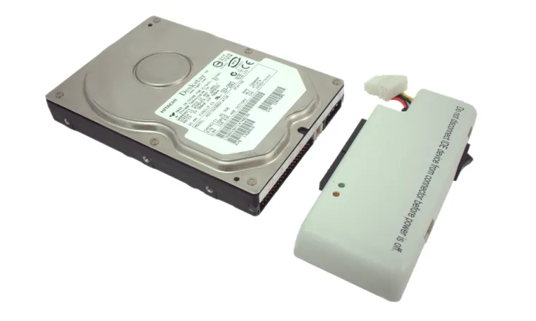 Bild: IN.coder tech stellt externen USB-to-IDE Adapter vor