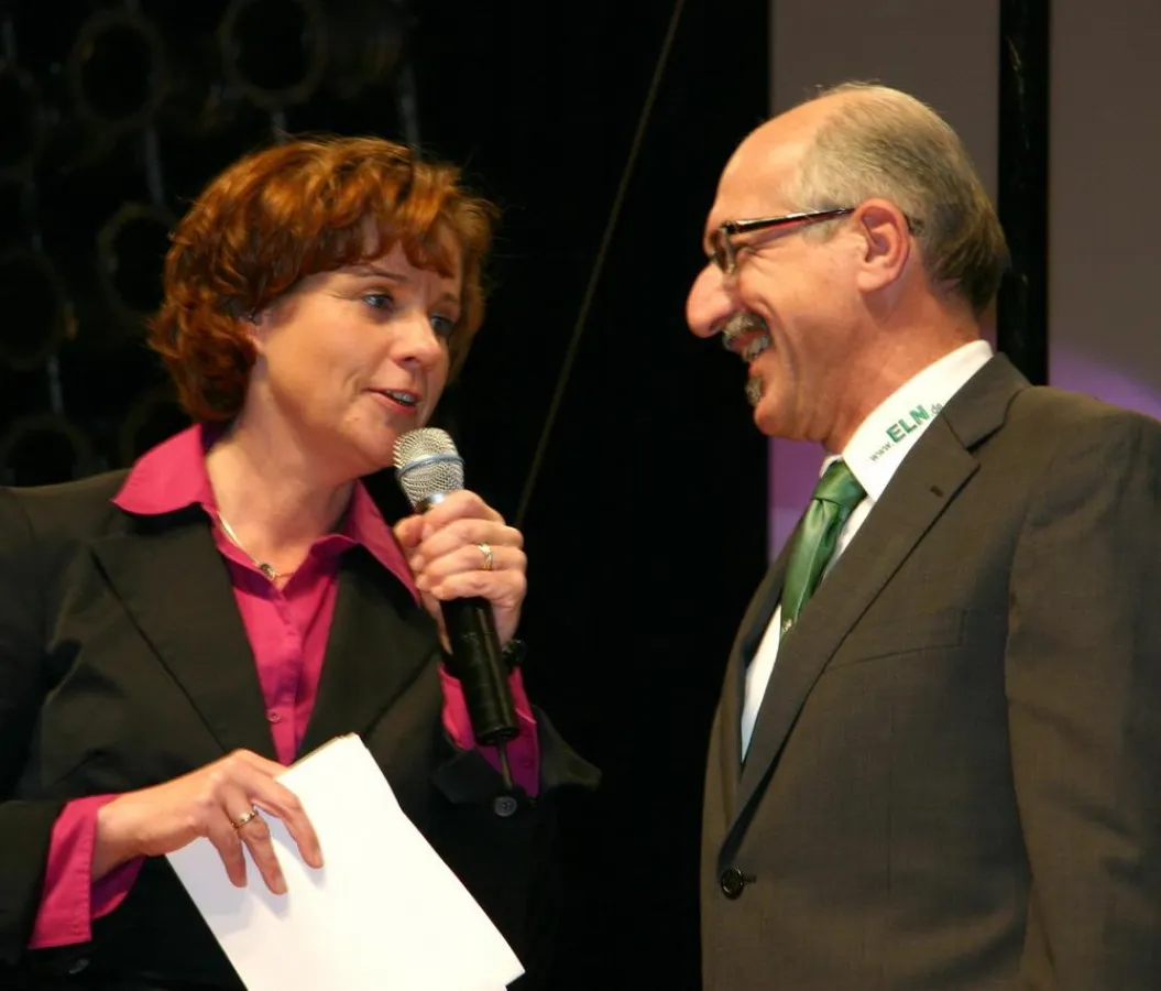 WDR-Moderatorin Steffi Neu überreicht Geschäftsführer Walter Schiel den Innovationspreis der ColerTechnika 2009