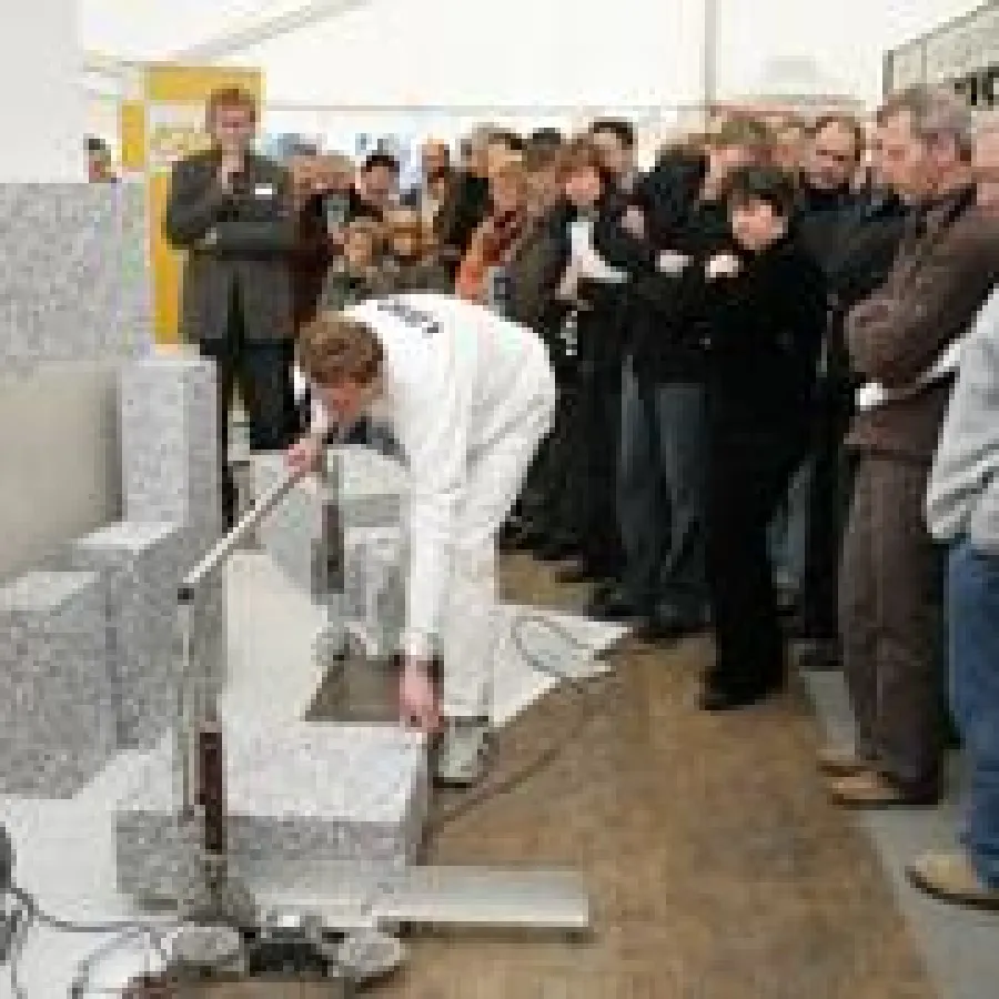 Live-Sanierungen wie dieses Anbringen eines Wärmedämmverbundsystems zeigen, worauf es in der Praxis ankommt. Foto: eza!