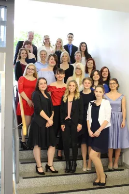 Bild: 21 Absolventen der Gesundheits- und Krankenpflegeschule der Märkischen Kliniken starten ins Berufsleben