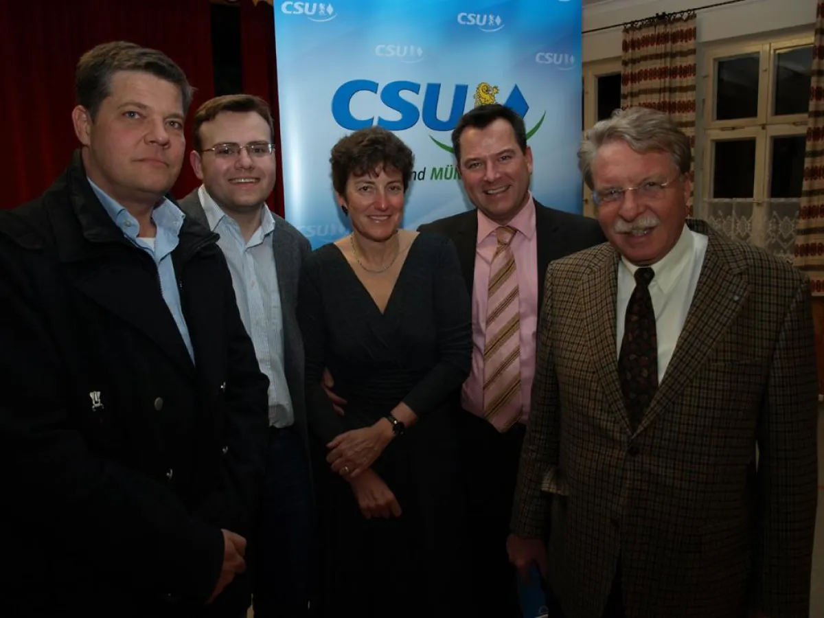 Mit 100 % im Amt bestätigt: Stadtrat Tobias Weiß (2.vl.) gemeinsam mit den ehemaligen Vorsitzenden der CSU Allach-Untermenzing Thomas Bauer, Angelika Bueb, Stadtrat Josef Schmid und Staatsminister a.D